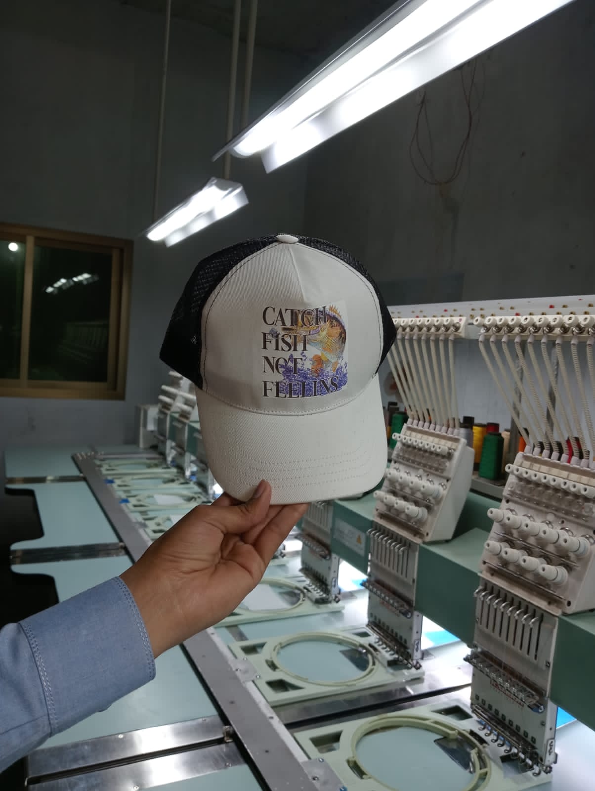 Fishing hat black or white
